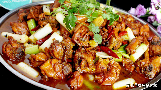 地道新疆大盘鸡的家常做法，鸡肉软烂脱骨，土豆绵软入味，真好吃
