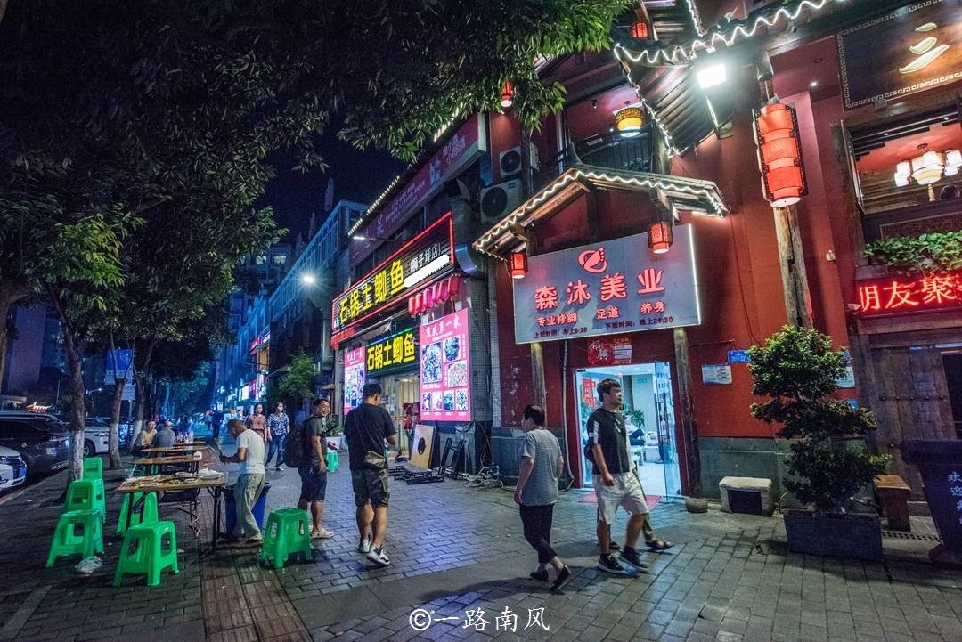 重庆渝北隐藏着“火锅第一街”，一到晚上就热闹起来，你去过吗？