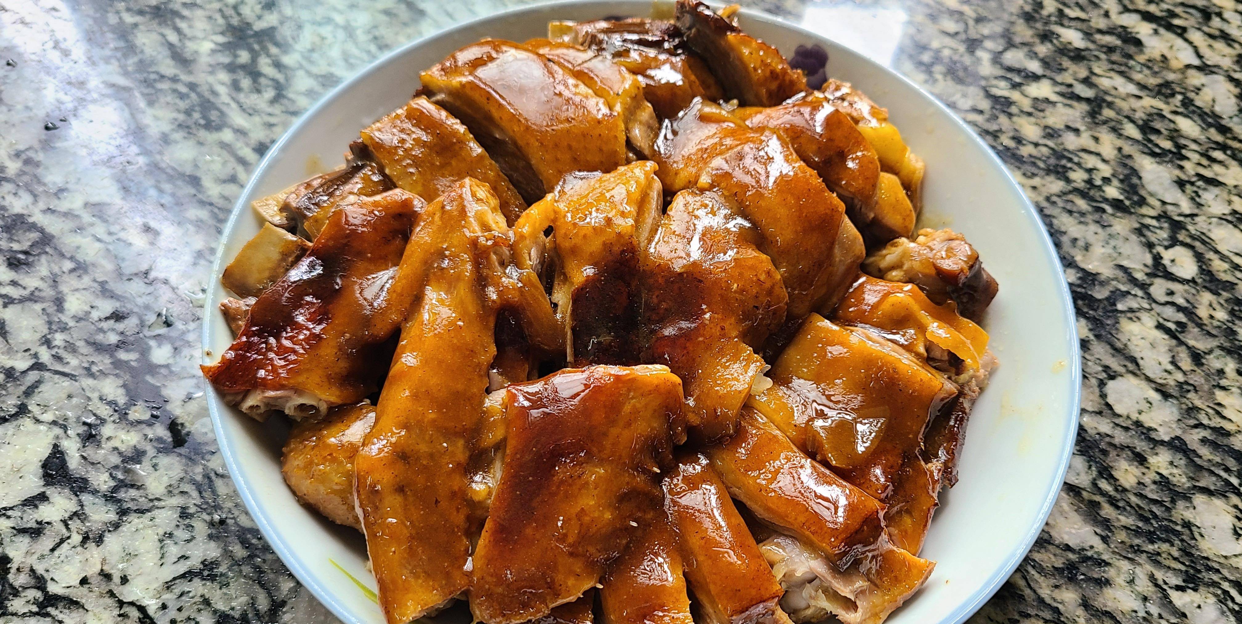 酸梅鸭，广东很出名的家常菜，嫩滑好吃又简单