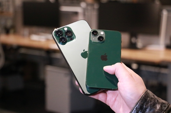 5999元起！iPhone 13新配色真机上手：全新苍岭绿和绿色有爱吗